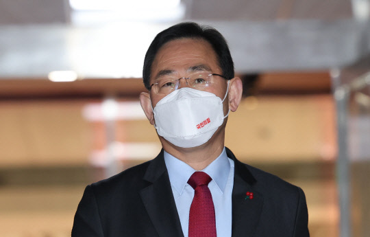 주호영 국민의힘 원내대표가 1일 국회의장 주재 여야 원내대표 회동을 위해 서울 여의도 국회 의장실로 향하고 있다.[연합뉴스]